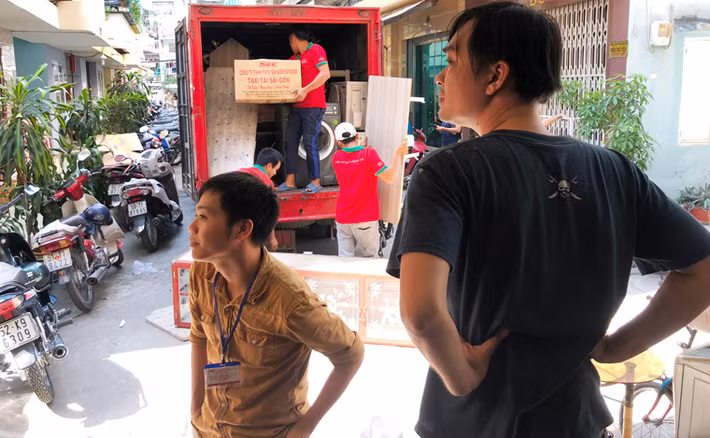 Bà Châu Phụng Chi, bí thư Đảng ủy phường Cầu Kho cho biết sẽ ổn định cuộc sống cho người dân khu chung cư bị nghiêng đến tạm cư tại các căn hộ chung cư trên địa bàn quận 1, 4, Bình Thạnh...