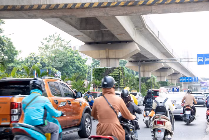 Bên cạnh các công trình lớn, Hà Nội cũng đưa cây xanh vào một số nhà chờ xe buýt. Ba vị trí được lựa chọn gồm nhà chờ Đại học Dược trên đường Lê Thánh Tông, nhà chờ gần Bệnh viện Xanh Pôn trên đường Trần Phú và nhà chờ tại số 69 Lý Thường Kiệt. Các bồn, chậu cây được bố trí ở phía sau hoặc hai bên nhà chờ, kết hợp hệ cáp nhẹ để dẫn cây leo phủ một phần mái và vách sau, không chiếm dụng lối đi bộ.