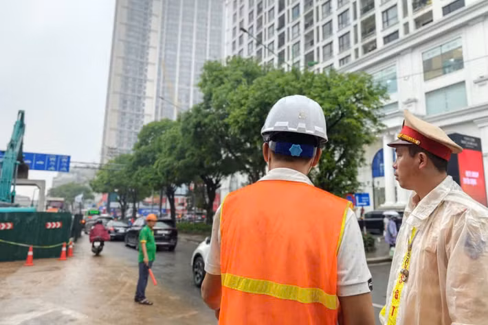 Khuyến cáo từ Phòng CSGT CATP Hà Nội: Người dân khi lưu thông qua khu vực thi công cần lưu ý chú ý quan sát hệ thống biển báo, đèn tín hiệu. Tuyệt đối chấp hành sự hướng dẫn, điều tiết của lực lượng chức năng và chủ động lựa chọn lộ trình phù hợp hoặc thay đổi khung giờ di chuyển để hành trình được thuận lợi hơn.