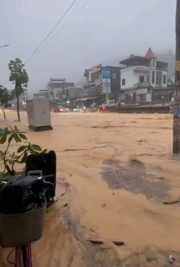 Theo người dân địa phương, có nơi nước ngập sâu hơn 1 m, tràn vào nhà dân từ 40-50 cm. Sau khi mưa giảm, nhiều hộ dân phải huy động người thân dọn bùn đất, vệ sinh nhà cửa và thu gom đồ đạc hư hỏng.