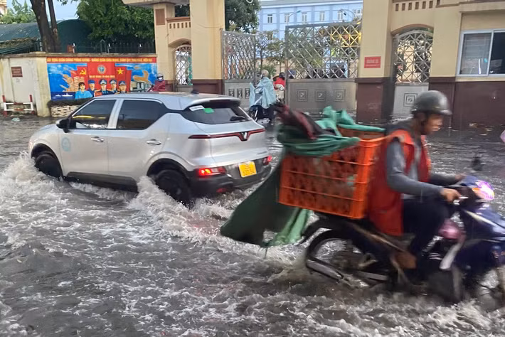 Trên nhiều tuyến phố ở Hà Nội như khu vực trước sân vận động Mỹ Đình, khu Xuân Đỉnh, Mễ Trì, đường Doãn Kế Thiện, Trần Quốc Hoàn, đường Phạm Hùng... lại xuất hiện tình trạng ngập úng cục bộ.