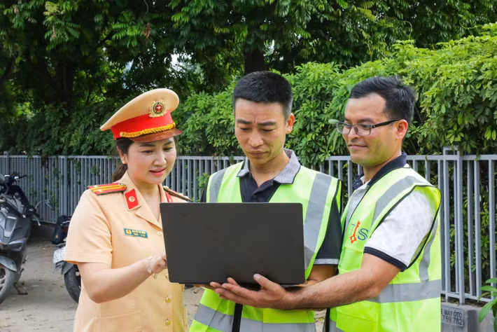 Ngoài thời gian cao điểm, các màn hình LED sẽ được sử dụng để tuyên truyền kiến thức về an toàn giao thông, phổ biến các quy định của pháp luật cũng như cập nhật mức xử phạt đối với các hành vi vi phạm, góp phần nâng cao ý thức chấp hành của người tham gia giao thông. Ảnh: Fanpage Cục Cảnh Sát Giao Thông