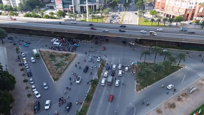 Theo ghi nhận PV, những ngày qua công nhân cùng các phương tiện chuyên dụng đang làm việc tại khu vực đường Mễ Trì và Dương Đình Nghệ. Một số đoạn vỉa hè được xén, thảm cỏ và cây bụi trang trí trên dải phân cách cũng được thu dọn để phục vụ công tác chuẩn bị mặt bằng thi công.