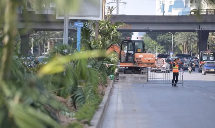 Theo thiết kế, hầm chui được xây dựng theo hướng Mễ Trì – Dương Đình Nghệ, có quy mô 6 làn xe và tổng chiều dài 655m. Trong đó, phần hầm kín dài 120m, hầm hở dài 200m; 335m còn lại là tường chắn và gờ chắn bánh. Mặt cắt ngang công trình có kích thước 27m x 7,4m.