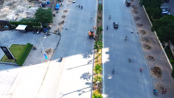 Còn tại khu vực đường Mễ Trì, đoạn gần cổng Viện Âm nhạc Việt Nam, một số gốc cây lớn đã bị đốn hạ, nhiều cây được cắt tỉa cành để phục vụ việc giải phóng mặt bằng. Tại dải phân cách giữa đường, máy xúc và xe cẩu được huy động để di chuyển cây cảnh đến khu vực ươm trồng, bảo quản.