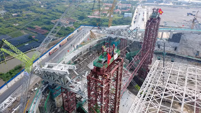 Bên cạnh khu vực khán đài là hệ thống các khu chức năng phục vụ kỹ thuật, an ninh, trung tâm điều hành phát sóng, khu tác nghiệp báo chí, khu vực dành cho cầu thủ, khu VIP và các khu dịch vụ. Một nhà thi đấu sức chứa khoảng 4.500 chỗ cũng đang được xây dựng trong khu vực lân cận.