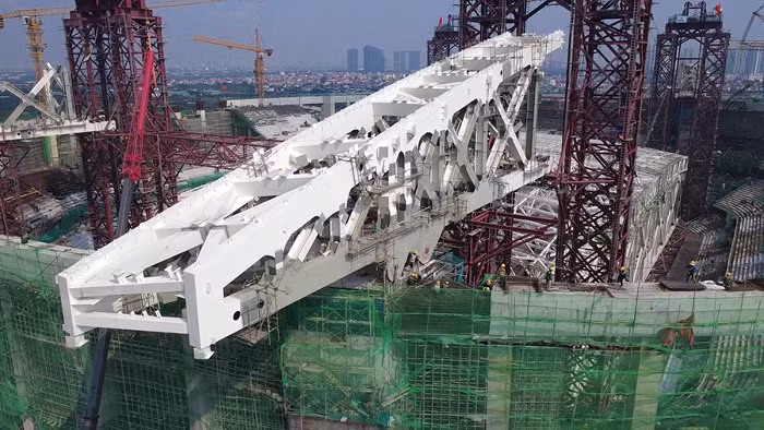 Hệ mái không chỉ đóng vai trò che phủ mà còn là một điểm nhấn trong thiết kế công trình. Sân được thiết kế hai tấm màng xuyên sáng kích thước khoảng 78 x 125 m, có khả năng đóng, mở tự động trong khoảng 12-20 phút.
