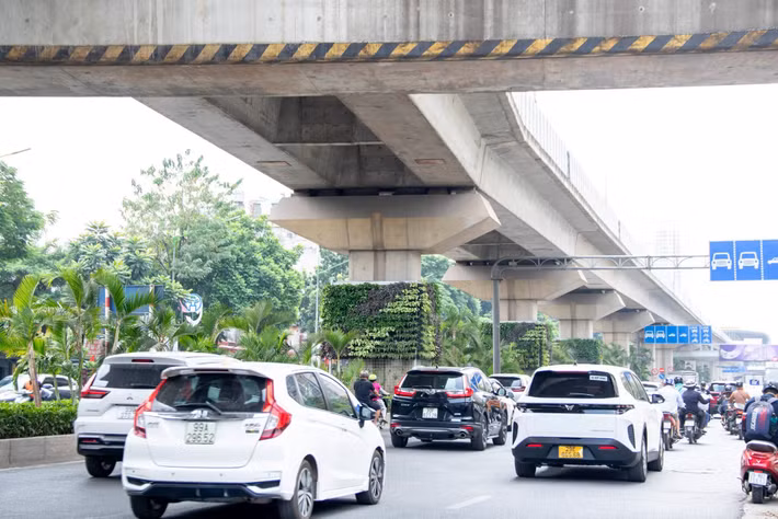 Theo phương án của thành phố, khu vực này còn được nghiên cứu bố trí khoảng 200 m² giàn leo, chia thành từng module phù hợp với nhịp kiến trúc. Cây xanh được kiểm soát chiều dài phát triển khoảng 2-3 m trong giai đoạn đầu. Hệ thống tưới được tính toán nhằm hạn chế nước chảy xuống tường, mặt đường, đồng thời không ảnh hưởng đến tĩnh không và các biển báo giao thông.