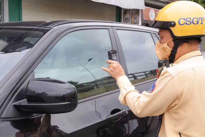 Lực lượng chức năng khuyến cáo người điều khiển phương tiện nghiêm chỉnh chấp hành quy định về trật tự, an toàn giao thông, không dừng, đỗ tùy tiện tại khu vực phố cổ và các tuyến đường đông đúc. Việc đỗ xe đúng nơi quy định không chỉ giúp hạn chế nguy cơ bị xử phạt mà còn góp phần bảo đảm giao thông thông suốt, giữ gìn trật tự đô thị và mỹ quan khu vực trung tâm Thủ đô.