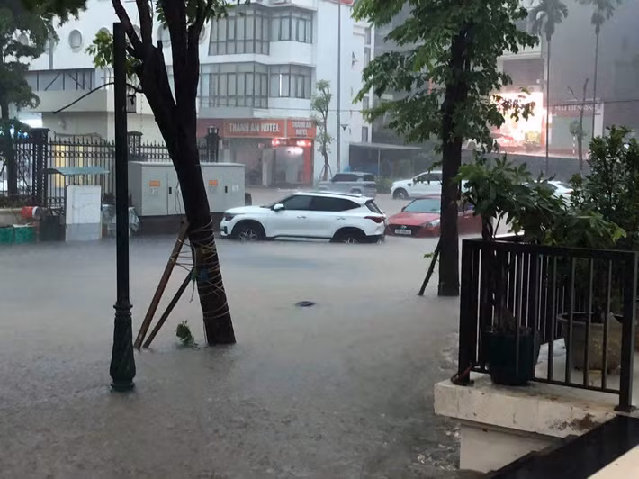Trong mưa dông còn có khả năng xảy ra lốc, sét và gió giật mạnh, có thể làm gãy đổ cây cối, hư hại nhà cửa, công trình hạ tầng, gây nguy hiểm cho các phương tiện hoạt động trên biển cũng như ảnh hưởng đến an toàn của người dân.