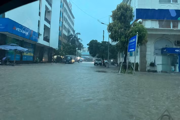 Mưa lớn kéo dài có khả năng gây lũ, lũ quét, sạt lở đất tại các khu vực có địa hình dốc, đặc biệt tại các công trình giao thông đang thi công, khu vực hầm lò, mỏ than và các sườn đồi núi. Đồng thời, nguy cơ ngập úng cục bộ tại các tuyến đường, khu dân cư thấp trũng và ngập các ngầm, tràn qua sông, suối nhỏ tiếp tục ở mức cao.