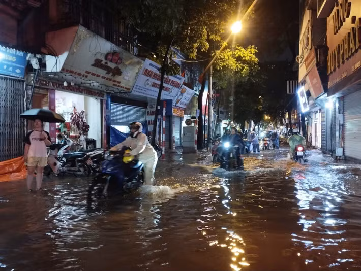 Nhiều người dân cho biết dù cơn mưa giúp thời tiết dễ chịu hơn sau chuỗi ngày oi bức, nhưng việc mưa xuất hiện đúng thời điểm tan tầm đã khiến việc đi lại trở thành “ác mộng”. Một số tuyến phố ùn tắc kéo dài đến tối muộn, đặc biệt tại các trục giao thông lớn ở khu vực phía Tây Thủ đô.