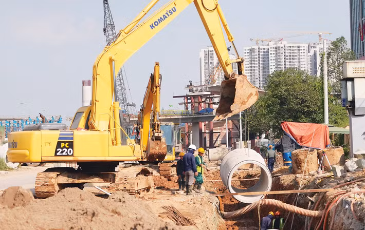 Tại công trường, các đơn vị thi công đang tập trung triển khai những hạng mục cầu nhánh, hệ thống cống thoát nước và các công trình phụ trợ. Máy móc, thiết bị cùng nhân lực được bố trí tại nhiều vị trí, nhằm bảo đảm các hạng mục được thực hiện đồng bộ, đáp ứng yêu cầu kỹ thuật và tiến độ dự án.