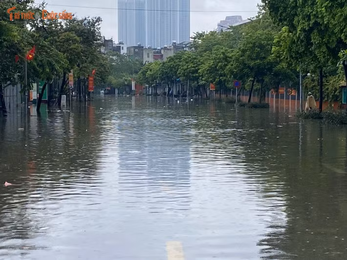 Mưa lớn kéo dài từ đêm 14/9 đến sáng 15/9 khiến nhiều tuyến đường Hà Nội xuất hiện tình trạng úng ngập, đọng nước. Đúng giờ người dân đi làm, giao thông tại nhiều khu vực trở nên khó khăn.