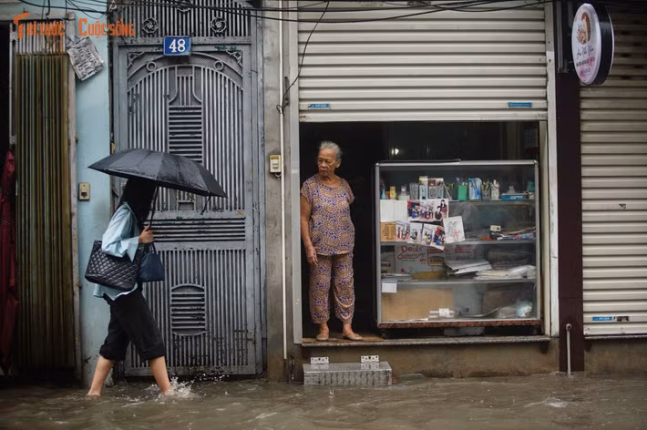 Trong thời gian mưa, lực lượng thoát nước cũng tổ chức vớt rác tại các ga thu, cửa thu nước nhằm duy trì khả năng tiêu thoát.