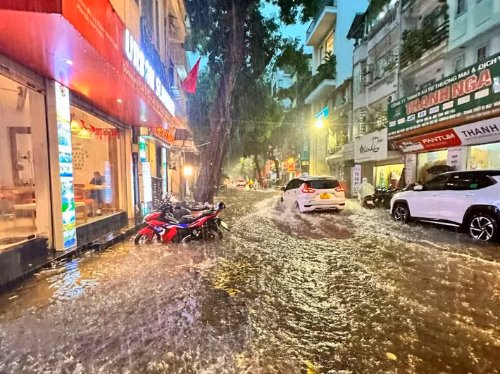Cơ quan khí tượng dự báo chiều tối và đêm 27/8, khu vực Bắc Bộ có mưa rào và dông rải rác với lượng mưa 10 - 30mm, riêng vùng núi và trung du cục bộ có nơi mưa to trên 70mm.