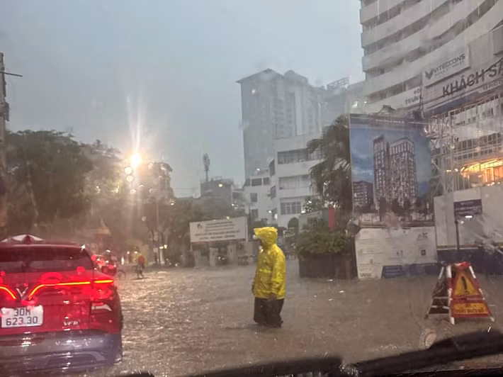 Dù mưa trong thời gian ngắn nhưng với lưu lượng lớn, nhiều tuyến phố ở trung tâm Thủ đô chứng kiến cảnh úng ngập cục bộ.