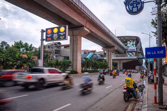 Người dân khi tham gia giao thông trong dịp lễ được khuyến cáo chủ động lựa chọn lộ trình phù hợp, tuân thủ hướng dẫn của lực lượng chức năng, chấp hành các quy định về tốc độ, làn đường và khoảng cách an toàn. Việc tuân thủ quy định không chỉ góp phần bảo đảm an toàn cho mỗi cá nhân mà còn giúp hạn chế những tình huống ùn tắc phát sinh trong thời gian cao điểm.