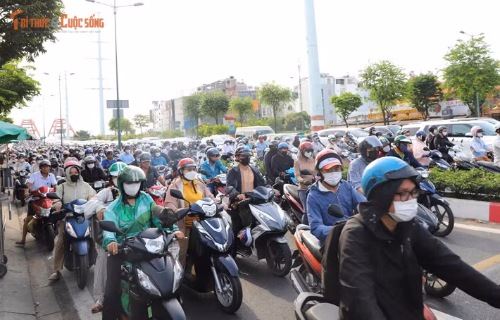 Tại các nút giao, người dân phải chờ 5-6 nhịp đèn tín hiệu mới qua được giao lộ.