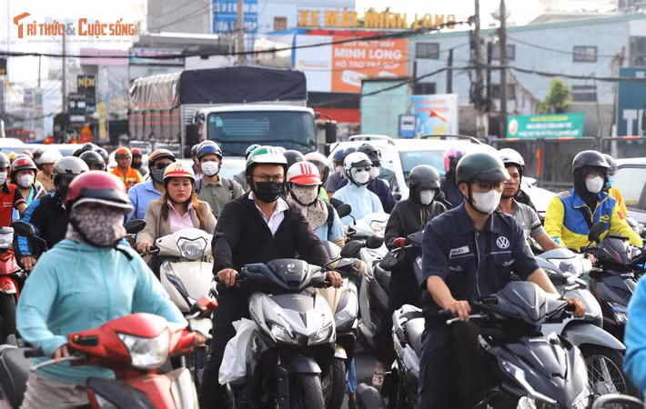 Kẹt xe trên đường trong thời tiết nắng nóng, oi bức nhiều người mệt mỏi, bơ phờ trong ngày đầu đi làm sau lễ.