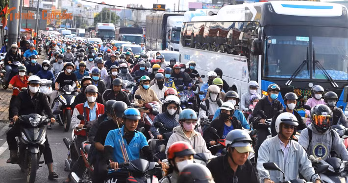 Trên đường Phạm Văn Đồng cũng không tránh khỏi cảnh quá tải. Tại các nút giao, hàng nghìn phương tiện xếp hàng dài để di chuyển theo hướng vào trung tâm thành phố.