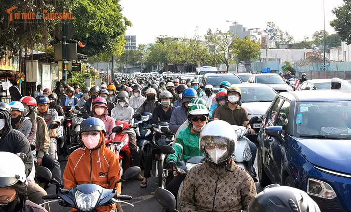 Trên Quốc lộ 1K (đoạn từ giao với đường số 5 đến cầu vượt Linh Xuân, phường Linh Xuân,TPHCM ), dòng ô tô và xe máy xếp chen chúc nhau.