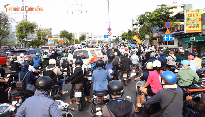 Người dân mệt mỏi vì kẹt xe, khói bụi trong thời tiết oi nóng vào sáng 4/5.