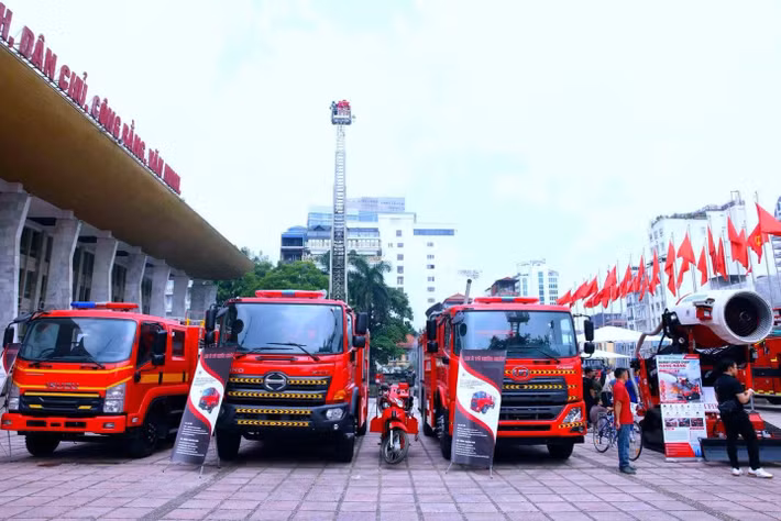 Trong thời gian diễn ra Triển lãm còn có các hoạt động tuyên truyền, trải nghiệm và thực hành kỹ năng thoát nạn, sơ cấp cứu, chữa cháy, CNCH dành cho người dân, học sinh, sinh viên. Ảnh sử dụng trong bài: Bộ Công an.