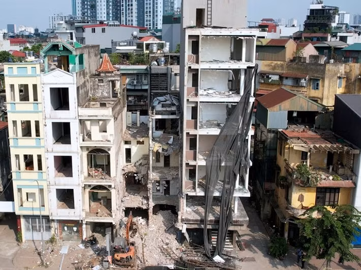 Tại đường Giải Phóng, đoạn qua phường Tương Mai, hoạt động thu dọn nhà cửa, di chuyển đồ đạc diễn ra tại nhiều hộ gia đình nằm trong phạm vi giải phóng mặt bằng. Một số cửa hàng kinh doanh đã treo biển thanh lý, xả hàng trước khi bàn giao địa điểm; một số cơ sở khác đóng cửa, tháo dỡ biển hiệu.