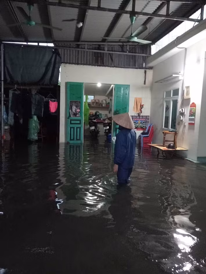 Trước diễn biến thời tiết phức tạp, lực lượng chức năng địa phương đã khuyến cáo người dân hạn chế di chuyển qua các khu vực ngập sâu để đảm bảo an toàn, đồng thời theo dõi sát diễn biến mưa lũ nhằm kịp thời ứng phó.