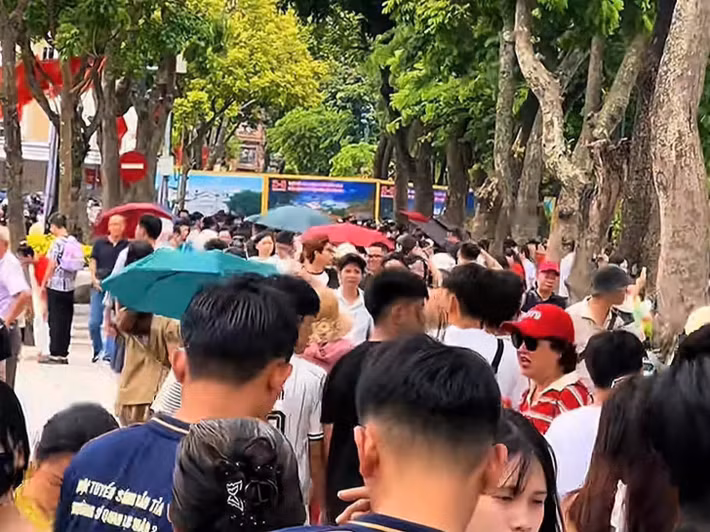 Một địa điểm khác cũng thu hút người dân trải nghiệm trong dịp nghỉ lễ Quốc khánh 2/9 năm nay đó là không gian đi bộ tại hồ Gươm.