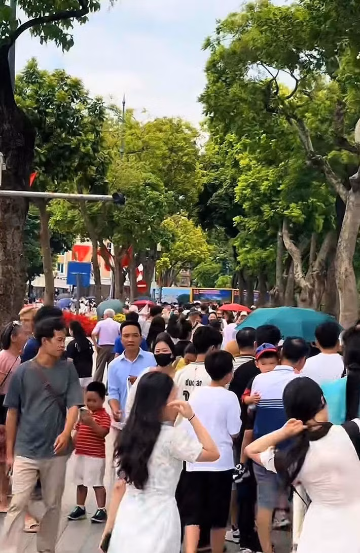 Dù có đông đúc, không gian đi bộ khu vực hồ Gươm vẫn giữ được sự an toàn.