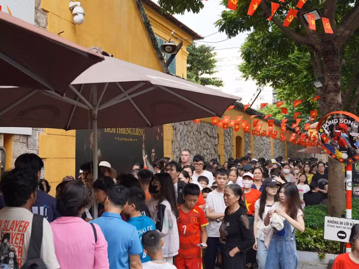 Du khách đến đây thuộc nhiều lứa tuổi, từ các nhóm bạn trẻ, gia đình đưa trẻ nhỏ đi chơi cho đến những đoàn khách nước ngoài.