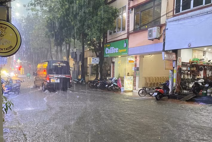 Cơn mưa dông lớn xuất hiện vào chiều tối 28/5 đã giúp nền nhiệt tại Hà Nội giảm mạnh sau nhiều ngày nắng nóng kéo dài. Tuy nhiên, trận mưa được người dân ví như “cơn mưa vàng” giải nhiệt lại nhanh chóng khiến hàng loạt tuyến phố rơi vào cảnh ngập sâu, giao thông hỗn loạn trong giờ cao điểm.