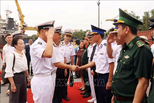 Cán bộ, chiến sỹ Quân đội nhân dân Việt Nam đón nhóm Chỉ huy Biên đội tàu 83.
