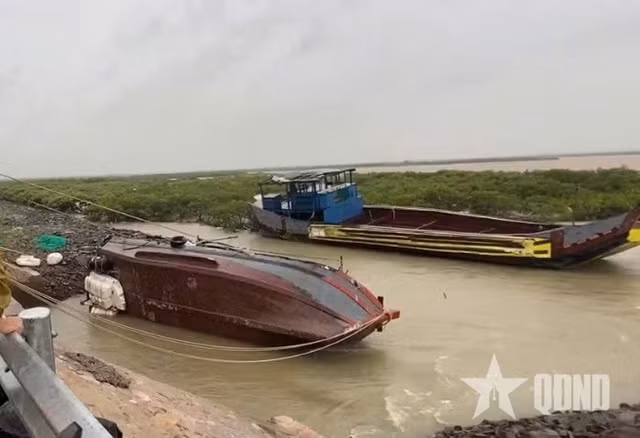 Tàu bị lật tại phường Móng Cái 2, tỉnh Quảng Ninh.