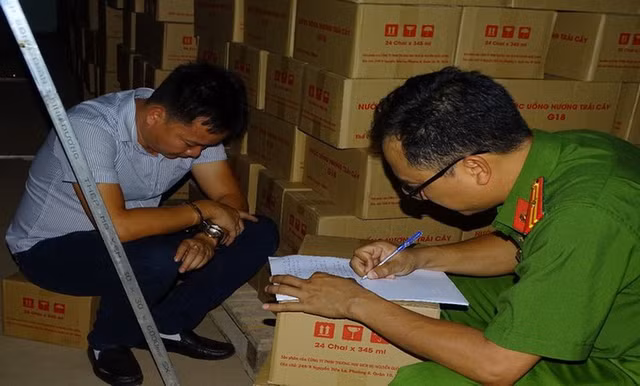 Bắt chủ cơ sở làm giả gần 1.600 thùng nước ngọt Number One để bán Tết Bat chu co so lam gia gan 1.600 thung nuoc ngot Number One de ban Tet