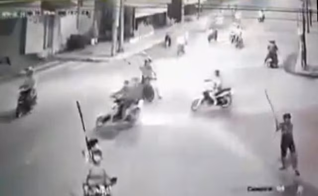 Bắt đối tượng trong nhóm giang hồ trực tiếp vác mã tấu chém dân phòng - Hình 2 Bat doi tuong trong nhom giang ho truc tiep vac ma tau chem dan phong-Hinh-2