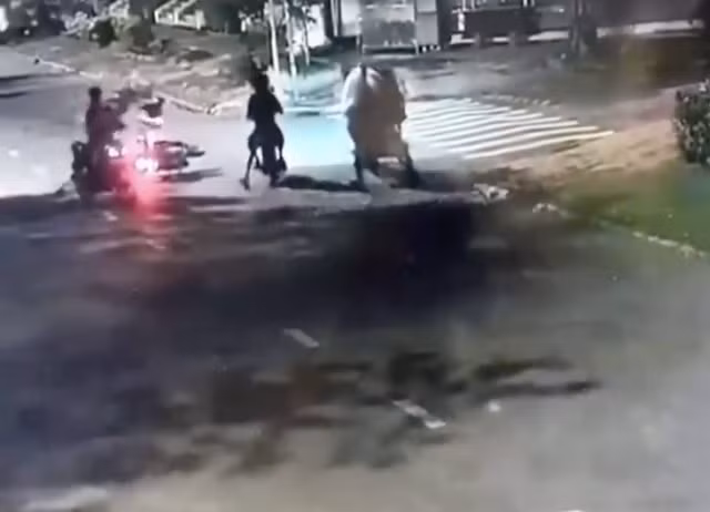 Nhóm thanh niên đánh cướp đồ của đôi nam nữ táo tợn trên đường phố Sài Gòn - Hình 2 Nhom thanh nien danh cuop do cua doi nam nu tao ton tren duong pho Sai Gon-Hinh-2
