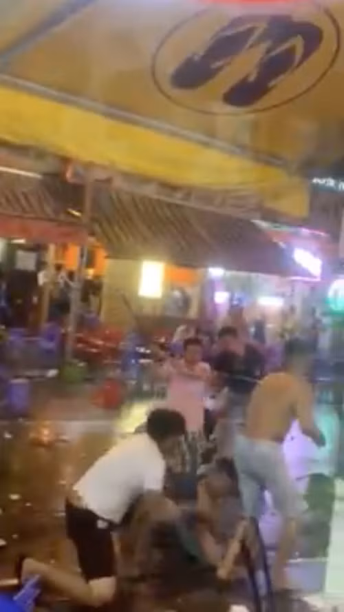 Hai nhóm hỗn chiến kinh hoàng tại khu phố Tây ở Sài Gòn Hai nhom hon chien kinh hoang tai khu pho Tay o Sai Gon