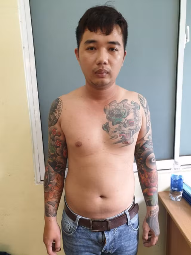 Tử kiện hàng chứa súng, đạn ở sân bay lần ra kho 'hàng nóng' của thanh niên xăm trổ Tu kien hang chua sung, dan o san bay lan ra kho 'hang nong' cua thanh nien xam tro