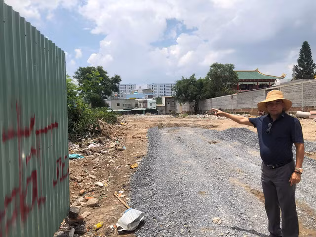 Giang hồ túc trực bên đất “vàng” của 1 gia đình và 1 doanh nghiệp cùng đứng tên Giang ho tuc truc ben dat “vang” cua 1 gia dinh va 1 doanh nghiep cung dung ten