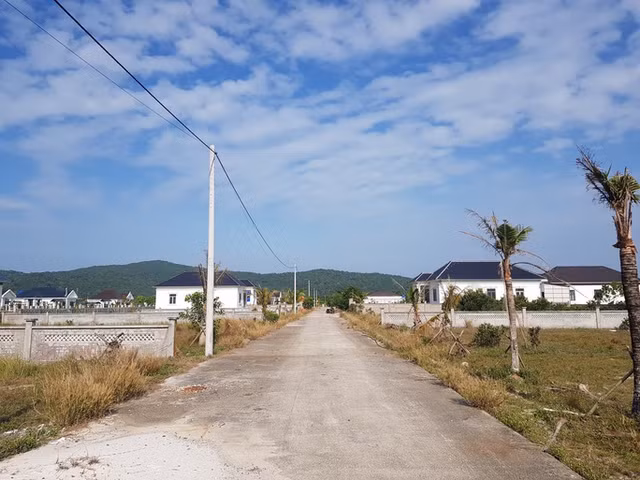 Dang hoan tat ho so cuong che, thao do 77 can biet thu trai phep o Phu Quoc
