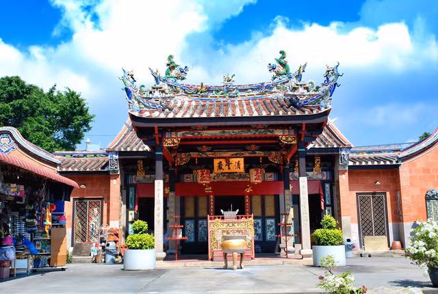On lanh den Ran doc ngang nhien di chuyen xung quanh du khach
