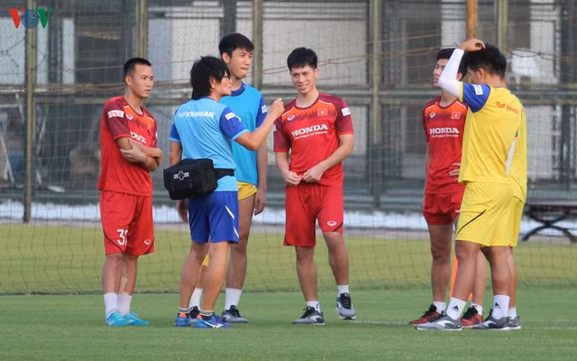 Nhung hinh anh vui ve treu dua cua cac cau thu Ha Duc Chinh, Phan Van Duc voi bac si Choi-Hinh-7