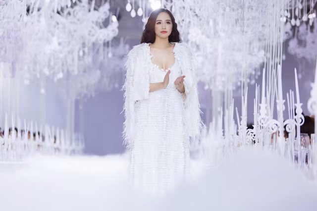 Một năm 'nổi' của Mai Phương Thúy từ showbiz cho tới kinh tế - Hình 7 Mot nam 'noi' cua Mai Phuong Thuy tu showbiz cho toi kinh te-Hinh-7