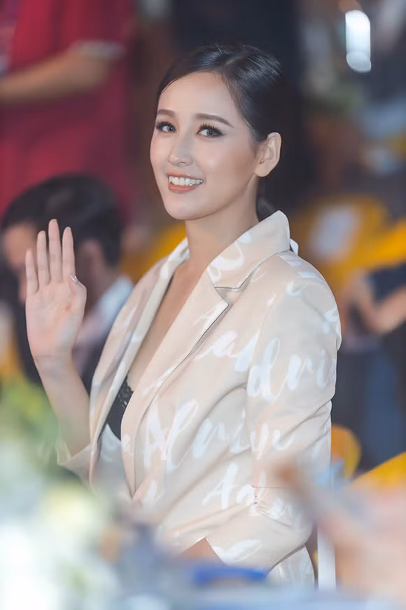 Một năm 'nổi' của Mai Phương Thúy từ showbiz cho tới kinh tế - Hình 6 Mot nam 'noi' cua Mai Phuong Thuy tu showbiz cho toi kinh te-Hinh-6