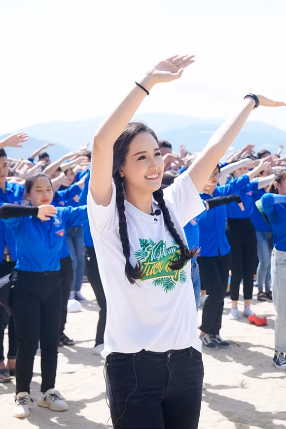 Một năm 'nổi' của Mai Phương Thúy từ showbiz cho tới kinh tế - Hình 8 Mot nam 'noi' cua Mai Phuong Thuy tu showbiz cho toi kinh te-Hinh-8