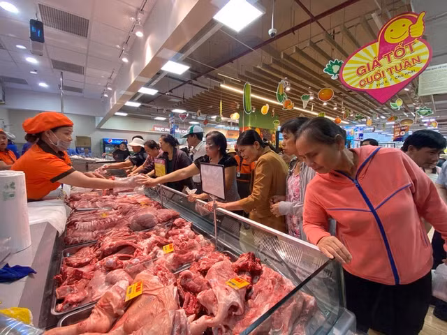 Có hay không việc C.P Việt Nam bán thịt heo giá cao, gây bất ổn thị trường? Co hay khong viec C.P Viet Nam ban thit heo gia cao, gay bat on thi truong?