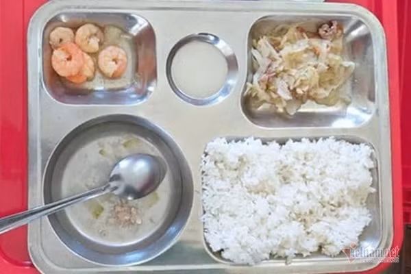 Nha truong noi gi ve suat com ban tru 27.000 dong nhung it thuc an?